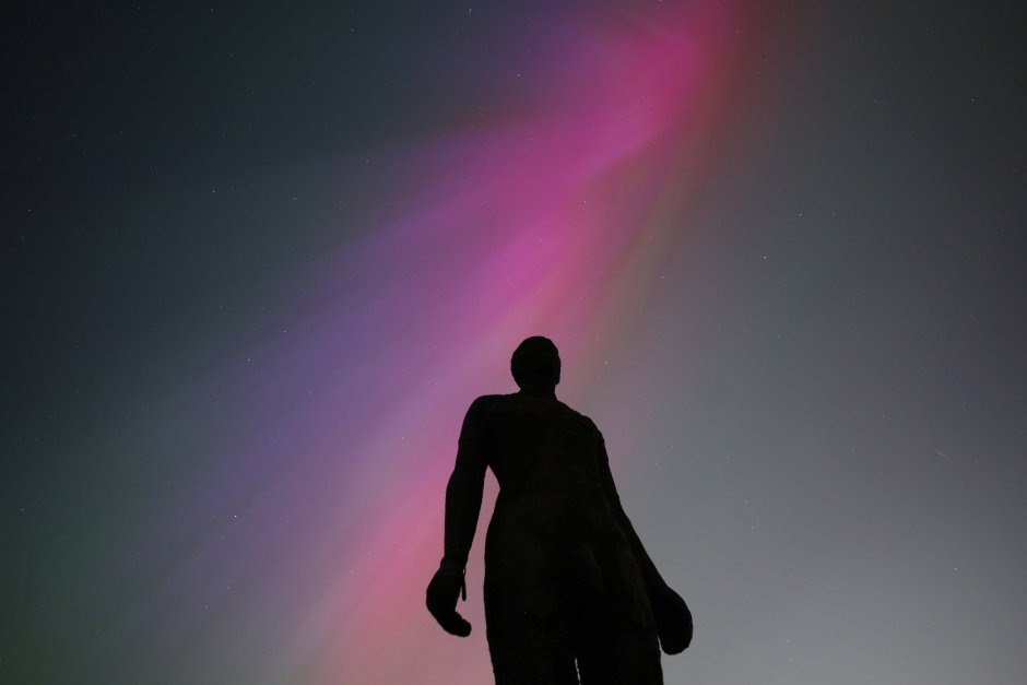 Северното сияние се вижда зад скулптурата "Друго място" на Антъни Гормли в Кросби, Великобритания на 10 май 2024 г. Националната администрация за океаните и атмосферата (NOAA) на Америка предупреди, че най-силната геомагнитна буря от 20 години удари Земята. Това даде възможност Северното сияние да е видимо на много по-ниски геомагнитни ширини от обикновено. Сн. ЕПА/БГНЕС