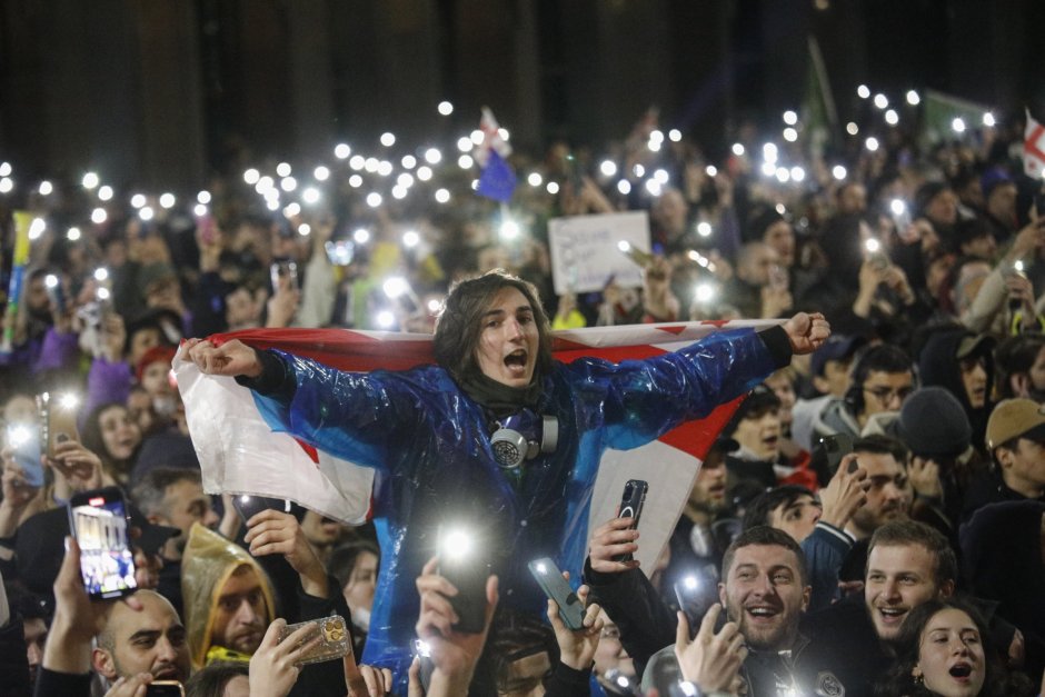 Грузинците масово протестират срещу приемането на закона, който ги отдалечава от еврочленството, сн. ЕПА/БГНЕС