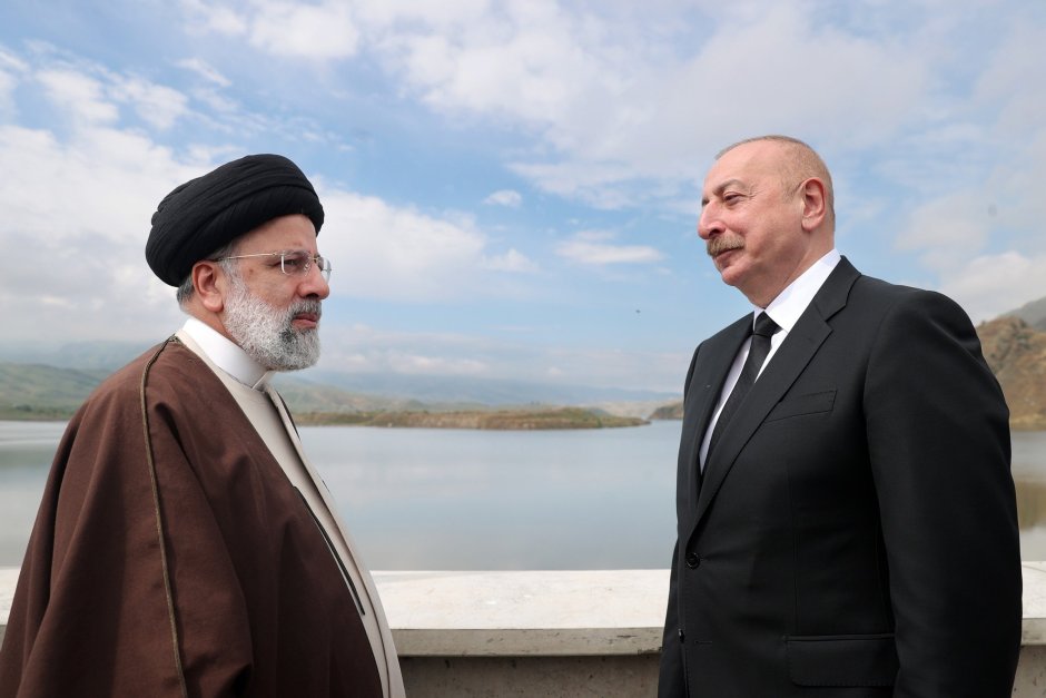 Тази снимка бе разпространена от пресслужбата на президента на Иран в неделя. На нея се вижда, че президентът Ебрахим Раиси (вляво) и президентът на Азербайджан Илхам Алиев (вдясно) разговарят по време на церемония по откриването на съвместно построения от Иран и Азербайджан язовир Qiz-Qalasi на река Арас на общата граница между двете държави. Снимка: ЕПА/БГНЕС