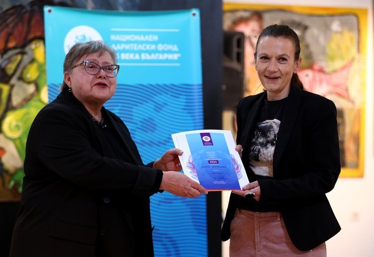 Изпълнителният директор на Националния дарителски фонд "13 века България" Бисера Йосифова връчва наградата роман на годината на Елена Алексиева (в дясно) на 10 май 2024 г.
