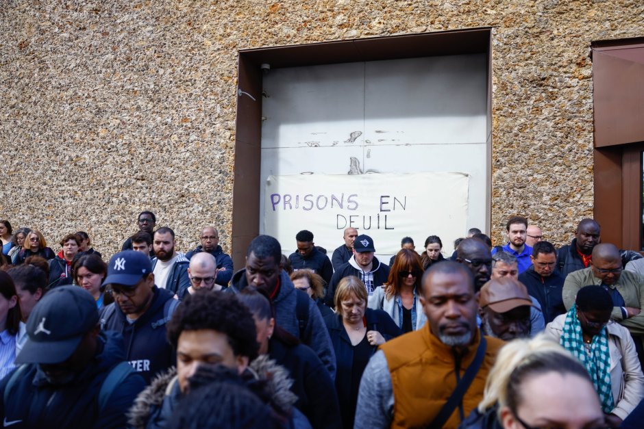 Протестиращи стоят пред банер с надпис "затвори в траур" пред затвора La Sante в Париж в сряда, докато почитат с минута мълчание паметта на двама служители на затвора, убити при засада предишния ден, Сн. ЕПА/БГНЕС
