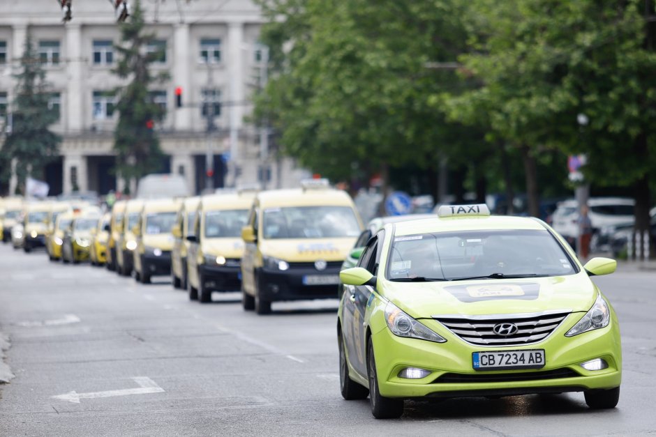 Таксиметрови шофьори протестираха с обикаляне на улиците в центъра на София. Сн. БГНЕС
