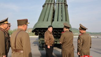 Ким Чен-ун инспектира артилерийска оръжейна система