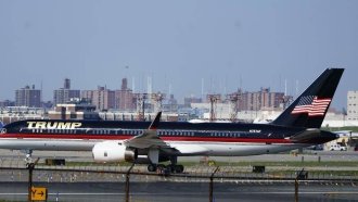 Частният "Боинг 757" на Тръмп удари друг корпоративен самолет на летище във Флорида