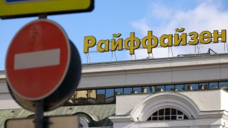 САЩ заплашиха да спрат доларовите операции на Райфайзенбанк заради работата й в Русия