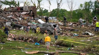 Петима загинаха при торнада в Айова