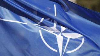 Външните министри от НАТО обсъждат план за 100 милиарда евро военна помощ за Украйна