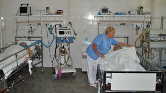 Болници предупреждават за съкращения и фалити при административен ръст на заплатите