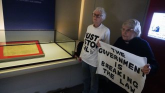 Климатични активистки нападнаха с чук "Магна харта" в Британската библиотека
