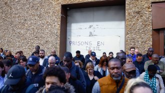 Френската полиция втори ден издирва избягал след смъртоносно нападение затворник