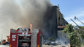 Три жени и мъж са откарани в болница след голям пожар в промишлена зона на Варна