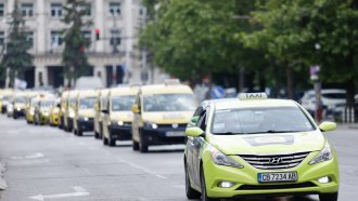 Таксиметрово шествие в София заради липса на стоянки