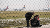 Екоактивисти се залепиха на пистите на летище Мюнхен и разбъркаха полетите