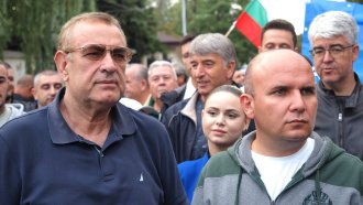 medium 06219d0b6f1949b3e0e9ea93ef47f94e https://netnews.bg/wp-content/uploads/2024/08/horata-na-dogan-pred-saraya-v-boyana-sthe-stoim-tuk-dokato-vlastite-podpomagat-peevski-3.jpg