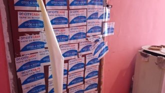Фирма на хазартни босове облепи вратата на самотна майка заради просрочен кредит
