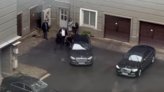 НСО ли охранява Пеевски? Четирима души и два луксозни мерцедеси съпровождат лидера на "ДПС -Ново начало" (Видео)