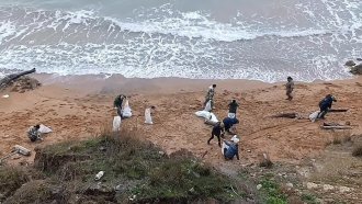С лопати събират мазута от руските танкери край Керч, разливът е далеч от наши води