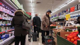 "Нито едно евро". Инициативата за бойкот на магазините достигна и Гърция
