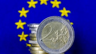 Дефицитът в бюджета, а не инфлацията е новият проблем за еврото