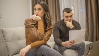 Близо 60% от българските двойки спорят за пари