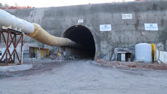 "Целият е на вълни и се движи": Тунелът край Вакарел струва 780 млн. лв., но не стигат
