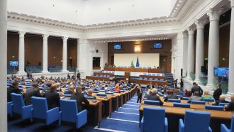 НС произведе безсмислена декларация, че няма да участваме във войната, но отказа да осъди Русия