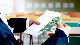 Кьовеши арестува училищен директор в България докато получава подкуп