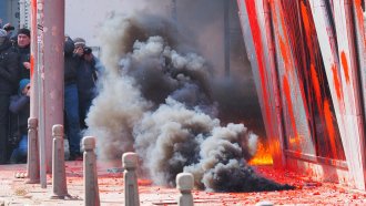 Протестът на "Възраждане" опита да щурмува сградата на Европейската комисия