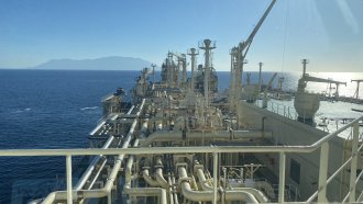 Еквилибристиките на "Булгаргаз" след спирането на LNG терминала в Александруполис