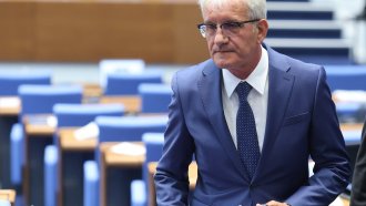 ДПС на Доган поиска постове на зам.-министри и областни управители 3 https://netnews.bg/wp-content/uploads/2025/02/dps-na-dogan-poiska-postove-na-zam-ministri-i-oblastni-upraviteli-2.jpg medium 7ea2e2b68beecee0acbcfc4f57b65852 https://netnews.bg/wp-content/uploads/2025/02/dps-na-dogan-poiska-postove-na-zam-ministri-i-oblastni-upraviteli-2.jpg