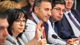 Кабинетът ще тегли дълг, за да налива пари в държавни фирми