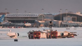 Самолет се преобърна при кацане в Торонто, всички 80 души на борда са оцелели