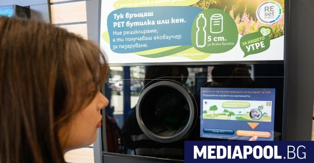 Хората които връщат пластмасови бутилки и кенове чрез автоматите в