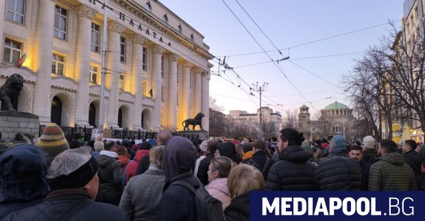 Хиляди се събраха в сряда на старта на поредния протест