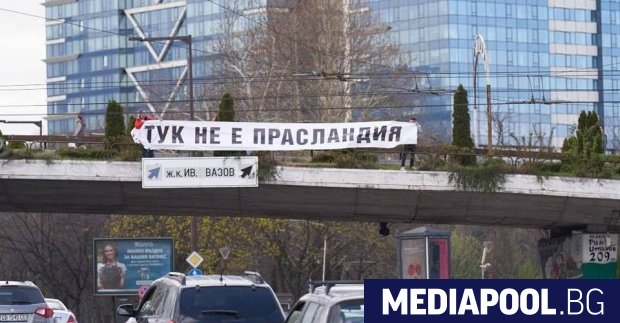 Плакати Тук не е Прасландия се появиха на ключови кръстовища