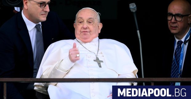 Папа Франциск се появи в неделя на прозореца на болницата