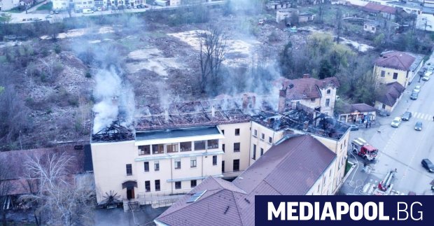 Пожар изпепели покривът на Националната гимназия по приложни изкуства Тревненска