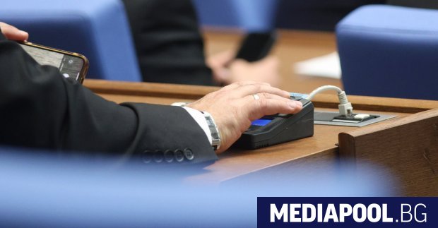 Първият вот на недоверие срещу кабинета Желязков не мина а