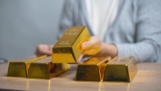 Инвеститорска паника вдигна цената на златото над 3 хил. долара за тройунция