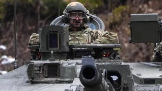 Британският принц мина покрай руската граница с танк