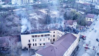 Голям пожар изпепели покрива на гимназия в Трявна и унищожи кабинети