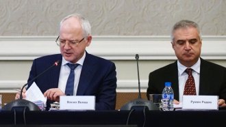 След 23 г. начело на АИКБ Васил Велев даде щафетата на бившия министър Румен Радев