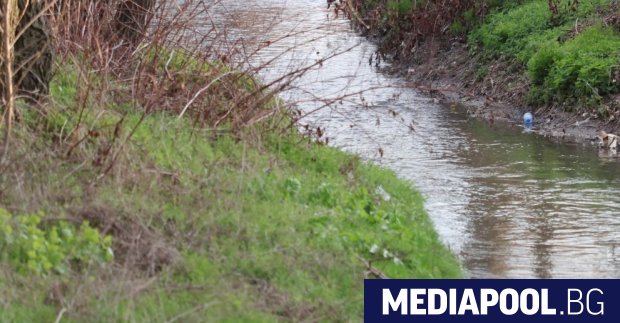 Две човешки тела са намерени в канал до столичния кв