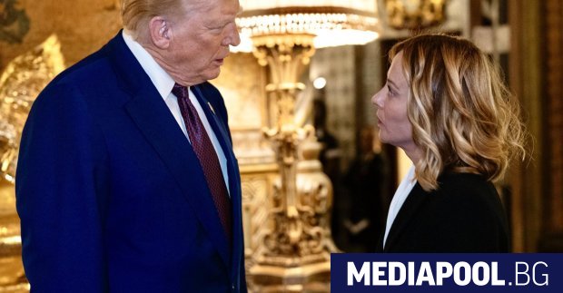 Седнали насаме в края на вечеря под полилеите до маса