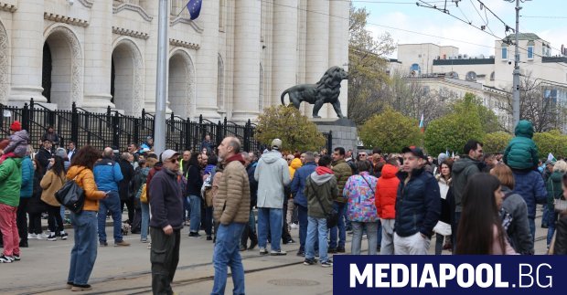 Стотици граждани се включиха в поредния протест под надслов  Вън Пеевски