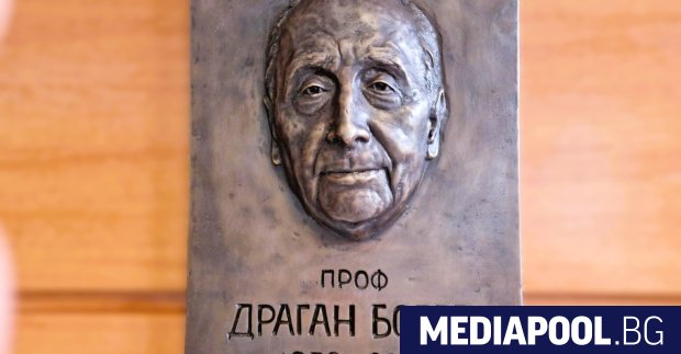 Паметна плоча на един от пионерите в детската онкохематология в