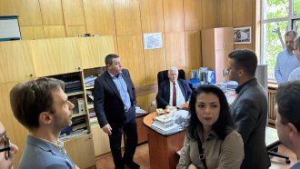 С криене по стаите и полиция махнаха Стоян Братоев като шеф на метрото