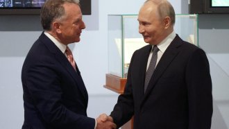Специалният пратеник на президента Доналд Тръмп за Близкия изток Стив Уиткоф се ръкува с Владимир Путин в Санкт Петербург, с