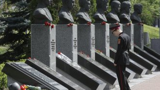Украински кадет пред паметника в чест на загиналите при почистването на Чернобил след ядрената катастрофа станала на 26 април 1986 г. Съветските власти изпращат хиляди лошо екипирани пожарникари и служители, много от които загинаха вследствие на високата радиация.  Сн.ЕПА/БГНЕС