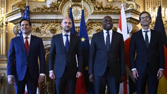 Държавният секретар на САЩ Марко Рубио, министърът на външните работи на Франция Жан-Ноел Баро, външният министър на Великобритания Дейвид Лами и политическият директор на Министерството на външните работи на Германия Гюнтер Саутер позират за снимка преди срещата в Париж, Сн. ЕПА/БГНЕС
